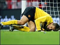Man Utd suffer Van der Sar blow