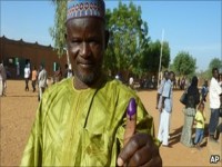 Niger election Issoufou to face Oumarou in run off